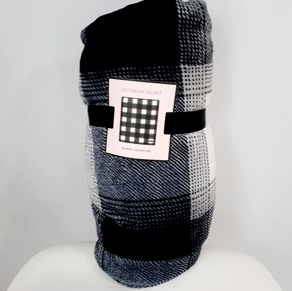 Victoria's Secret Black Checkers Blanket NWT - Picture 10 of 10